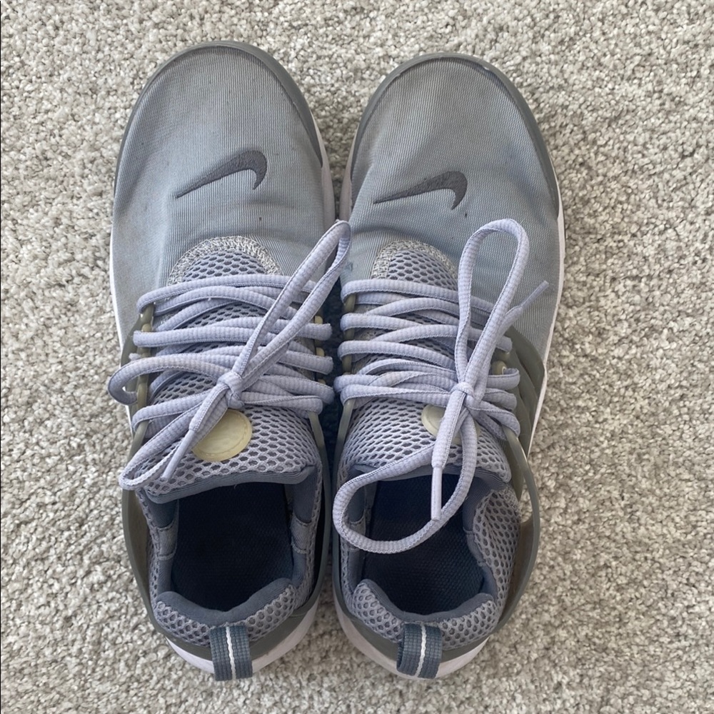 Women’s Nike Frees sneakers (size 8)